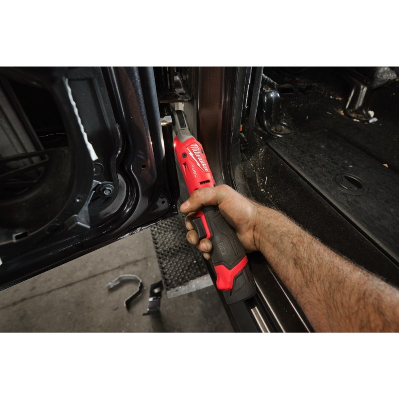 llave de carraca milwaukee subcompacta m12 fuel con bateria y cargador 4933498934