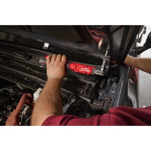 llave de carraca milwaukee subcompacta m12 fuel con bateria y cargador 4933498934